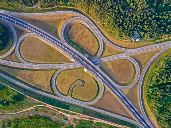 Straßenkreuzung, auf der das Fahrzeug fährt, Blick von oben — Stockfoto