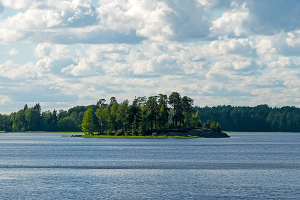 La isla en el lago con el barco en el muelle —  Fotos de Stock