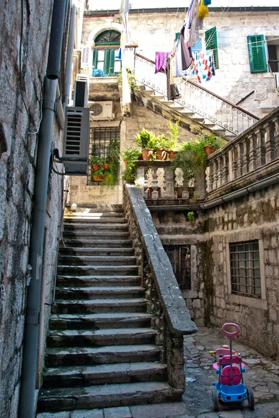 Escadas que levam ao apartamento no pátio — Fotografia de Stock