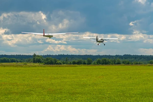 Avião rebocando um planador durante a decolagem do aeródromo — Fotografia de Stock