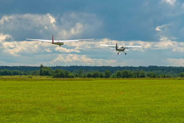 Avión remolcando un planeador durante el despegue desde el aeródromo —  Fotos de Stock