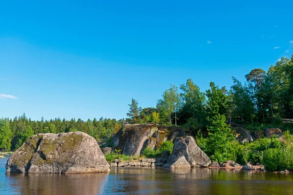 Rocas de piedra en el lago con playa de piedra —  Fotos de Stock