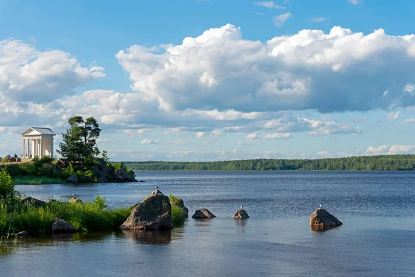 Templo hecho en forma de un pabellón antiguo en el lago —  Fotos de Stock