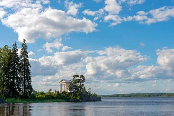 Templo hecho en forma de un pabellón antiguo en el lago —  Fotos de Stock