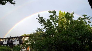 Mahallemdeki yağmurdan sonra gökkuşağı çıktı.