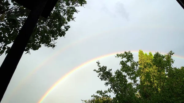 Mahallemdeki yağmurdan sonra gökkuşağı çıktı.