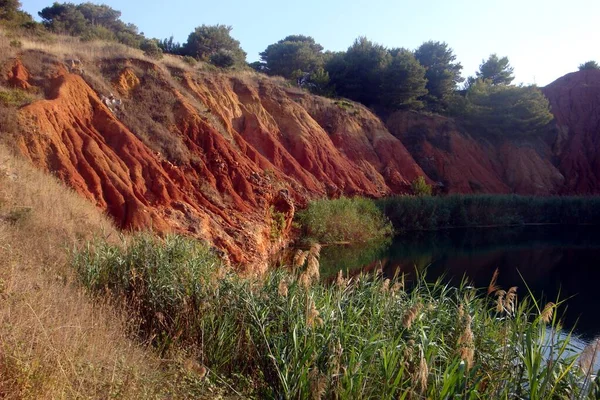Image du lac dans la roche rouge — Photo