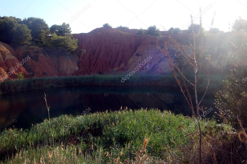 image of the lake in the red rock