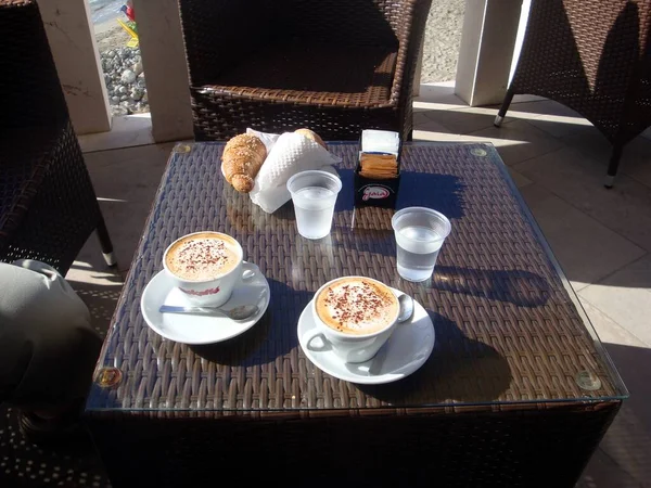 Otranto, Italia, Europa - 11 de julio 2016 desayuno cerca del mar — Foto de Stock