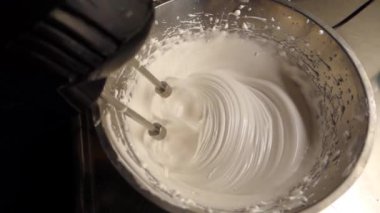 Geleneksel Sardunya tatlılarının hazırlanması yumurtayı şekerli beyaz çırpın