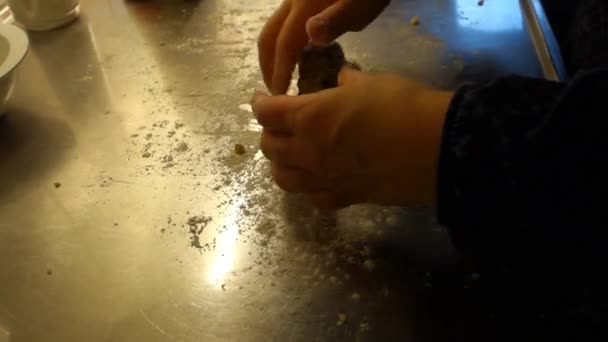 伝統的なサルデーニャのお菓子の生地カットの準備 — ストック動画