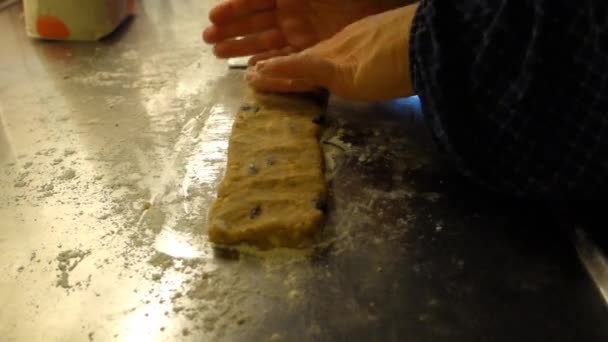 传统沙丁鱼甜食的制备在切面前形成面团 — 图库视频影像