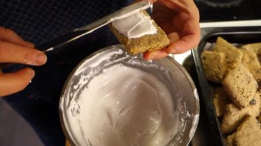 Geleneksel Sardunya tatlılarının hazırlanması kremayı pişmiş tatlıların üzerine yaydı.