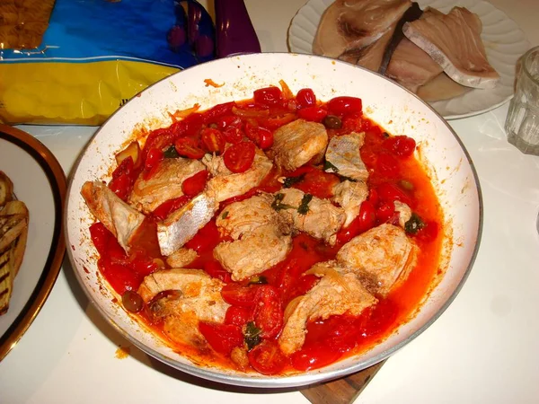 Estilo acuarela que representa una sartén con filetes de pescado en salsa de tomate listo para servir —  Fotos de Stock