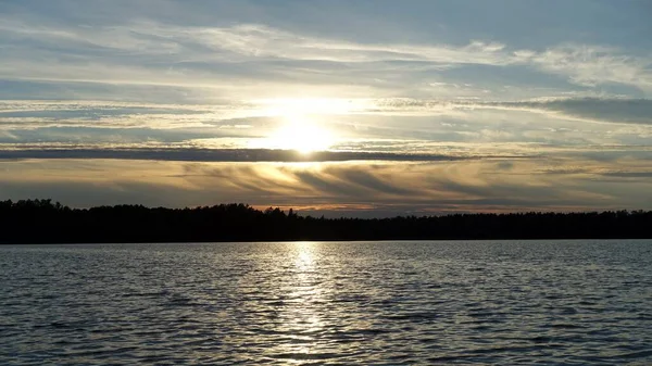 Formas Estranhas Das Nuvens Durante Pôr Sol Sobre Lago Escandinavo — Fotografia de Stock