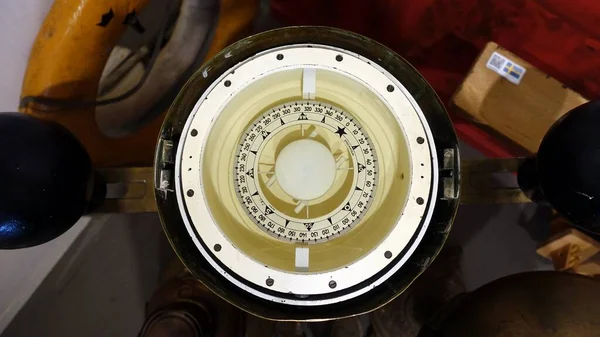 Een oud Zweeds kompas nu niet meer gebruikt — Stockfoto