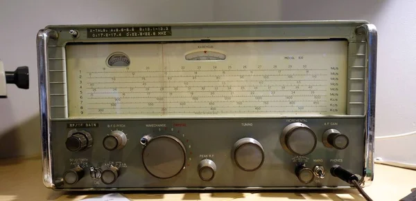 Een oude radio nu niet meer gebruikt — Stockfoto