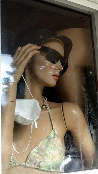 Pencerede Güneş Gözlüklü Mayo Giymiş Yaşlı Bir Kadın Manken Bir — Stok fotoğraf
