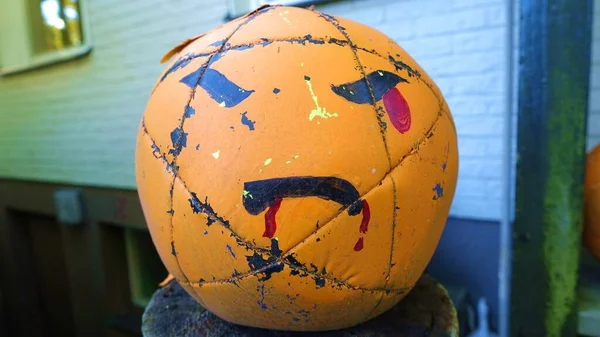Φωτογραφία Που Απεικονίζει Μια Πορτοκαλί Ζωγραφισμένη Μπάλα Ποδοσφαίρου Για Ένα — Φωτογραφία Αρχείου