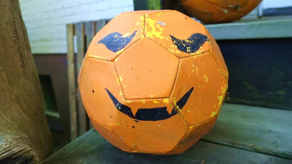 Foto Das Einen Orange Bemalten Fußball Für Eine Halloween Party — Stockfoto