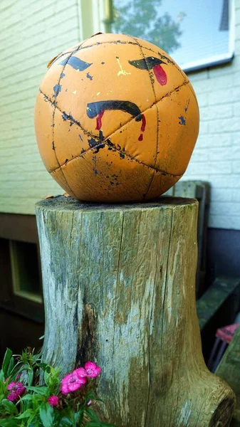 Foto Que Representa Una Pelota Fútbol Pintada Naranja Para Una —  Fotos de Stock