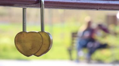 Arka planda genç ve güzel bir çift bir aşk kilidine karşı. Güzel animasyon arkaplanı, ekran koruyucu