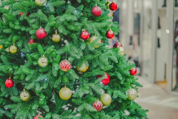 Kırmızı ve altın topları olan güzel bir Noel ağacı.