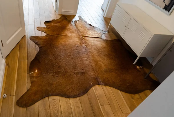 Красновато Коричневый Коврик Cowhide Шелковистым Пальто Деревянном Полу Роскошно Украшение — стоковое фото