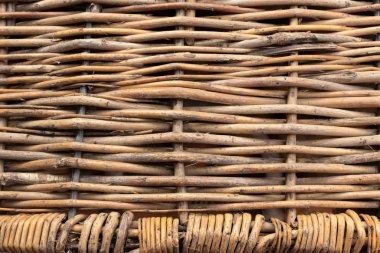 Yatay olarak birbirine dolanmış kahverengi söğüt çubukları dikey olarak küçük