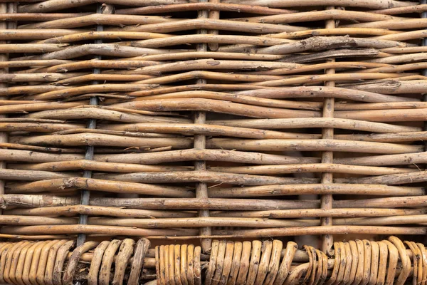 Yatay olarak birbirine dolanmış kahverengi söğüt çubukları dikey olarak küçük