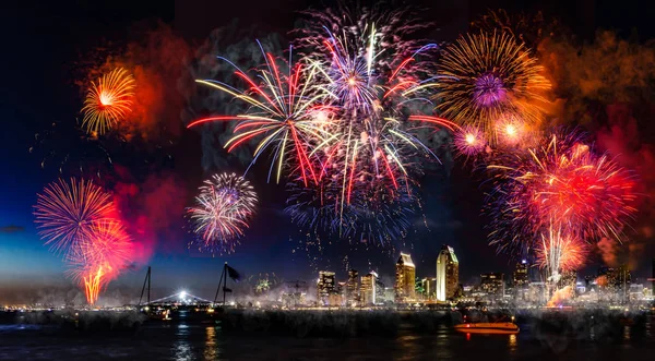 Día de la Independencia espectáculo de fuegos artificiales —  Fotos de Stock