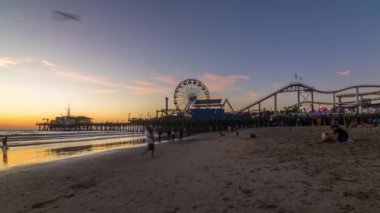 Santa Monica İskelesi 'nde insanlar sahilde eğleniyor.