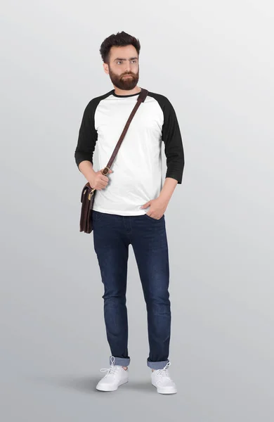 Stehendes Männliches Model Mit Weißem Und Schwarzem Raglanhemd Dunkelblauer Jeanshose — Stockfoto