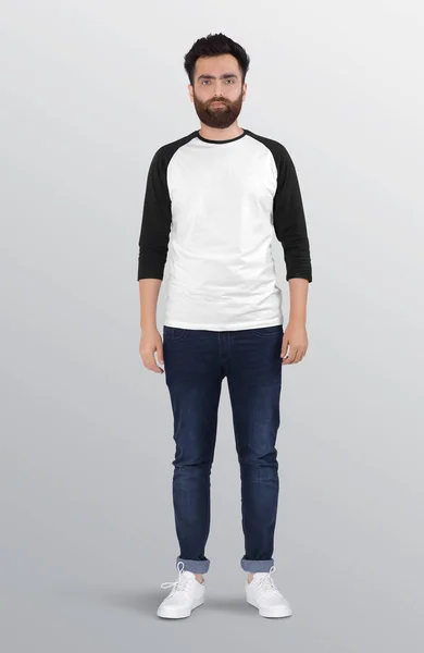 Stehendes Männliches Modell Mit Weißem Und Schwarzem Raglanhemd Dunkelblauer Jeanshose — Stockfoto