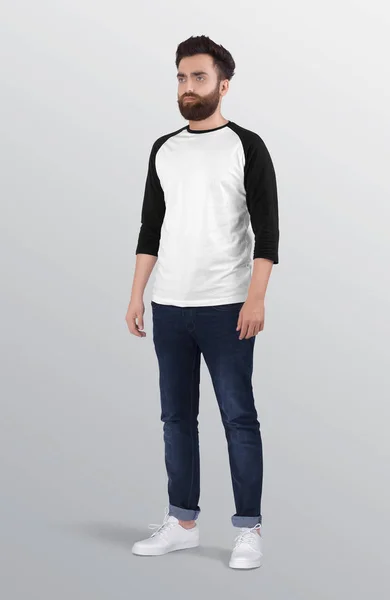 Modelo Masculino Vestindo Camisa Lisa Raglan Branco Preto Calça Jeans — Fotografia de Stock