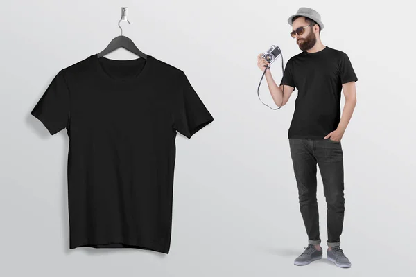 Hängendes Schwarzes Rundhals Shirt Mit Stehendem Männlichen Modell Der Wand — Stockfoto