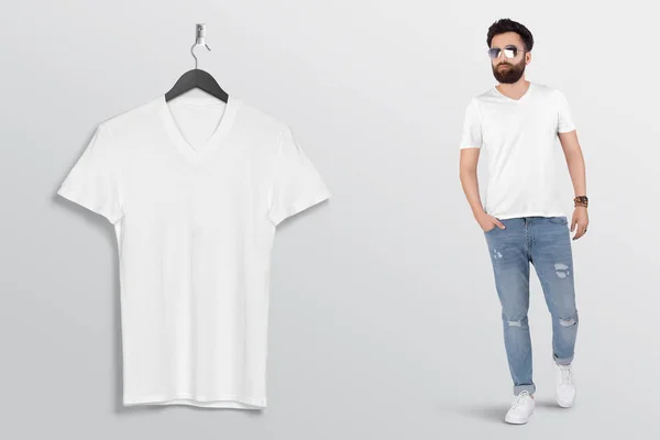 Pendurado Liso Branco Pescoço Shirt Parede Com Modelo Masculino Masculino — Fotografia de Stock