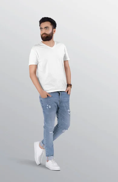 Das Männliche Model Trägt Ein Schlichtes Weißes Shirt Mit Ausschnitt — Stockfoto