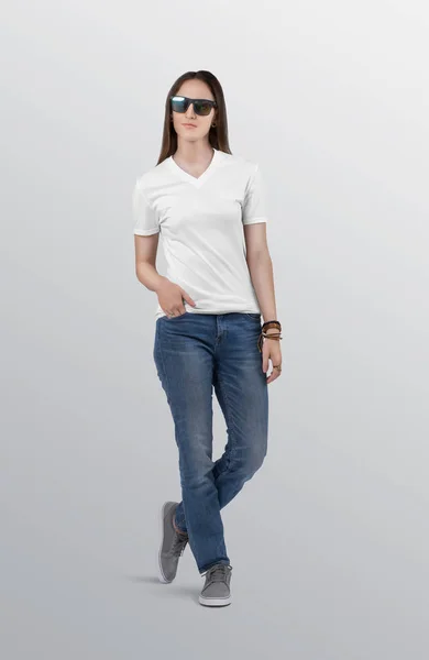 Beyaz Sade Tişörtlü Mavi Kot Pantolon Pantolonlu Güzel Bir Kadın — Stok fotoğraf