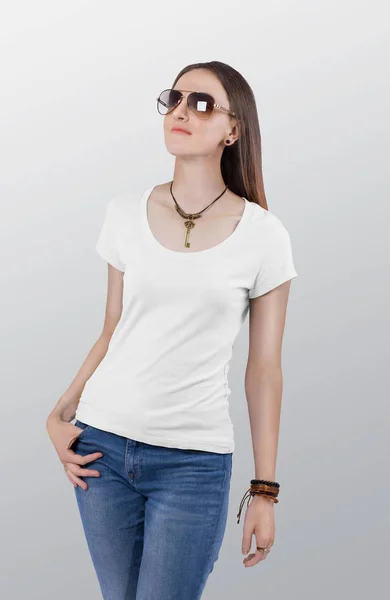 Fechar Modelo Feminino Vestindo Branco Simples Shirt Manga Curta Calça — Fotografia de Stock