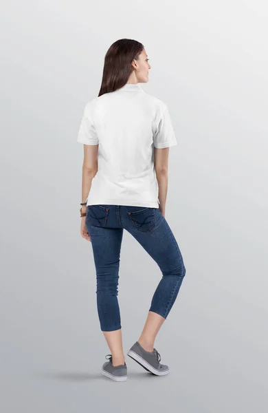 Modelo Femenino Pie Camiseta Polo Blanco Liso Con Pantalones Vaqueros — Foto de Stock