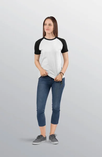 Beyaz Siyah Paçavra Tişörtlü Kot Pantolonlu Kapri Pantolonlu Kadın Model — Stok fotoğraf
