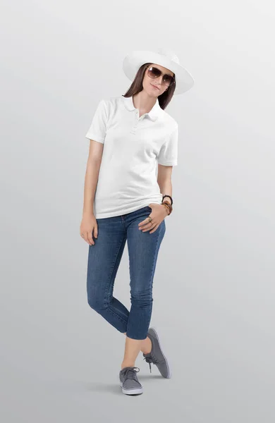 Modelo Femenino Pie Camiseta Polo Blanco Con Pantalón Capri Vaquero —  Fotos de Stock