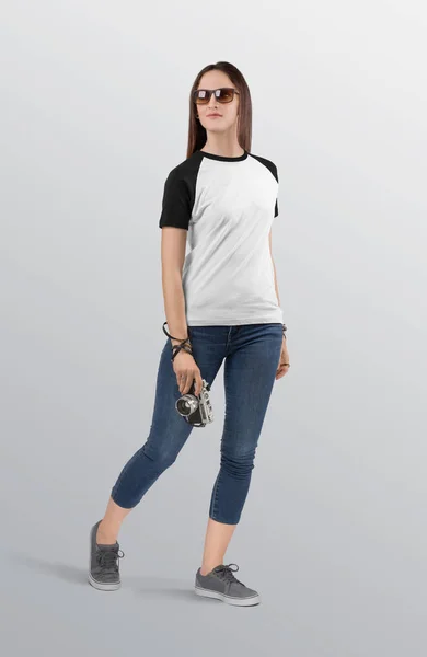 Caminhando Modelo Feminino Branco Preto Planície Raglan Camisa Vestindo Jeans — Fotografia de Stock