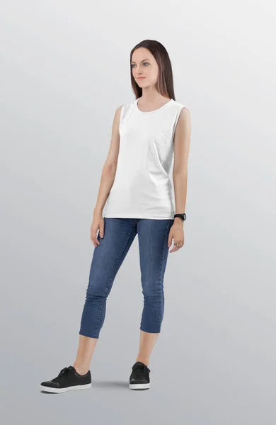 Stojący Atrakcyjny Model Kobiety Białej Koszuli Bez Rękawów Dżinsach Niebieskim — Zdjęcie stockowe