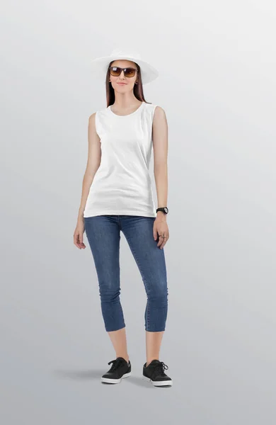 Стоящая Привлекательная Модель Белой Рубашке Рукавов Джинсах Голубой Джинсе Капри — стоковое фото