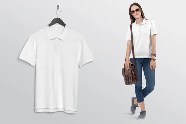 Camiseta Polo Liso Blanco Colgante Pared Con Hermoso Modelo Femenino — Foto de Stock