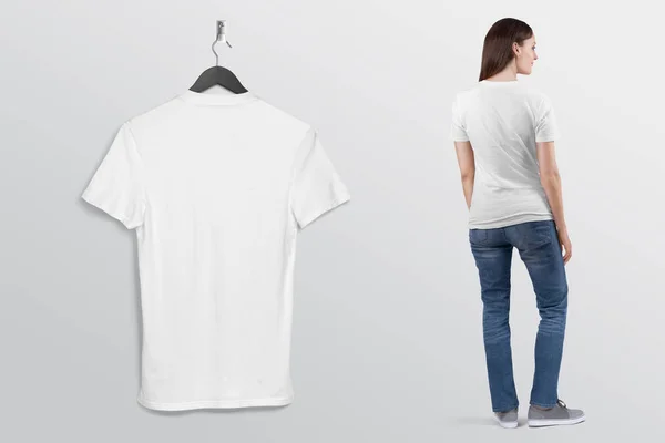 Camiseta Lisa Blanca Colgante Pared Con Hermoso Modelo Femenino Pantalón — Foto de Stock