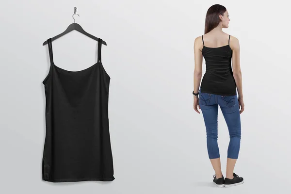 Hangend Zwart Effen Camisole Shirt Aan Muur Met Mooi Vrouwelijk — Stockfoto