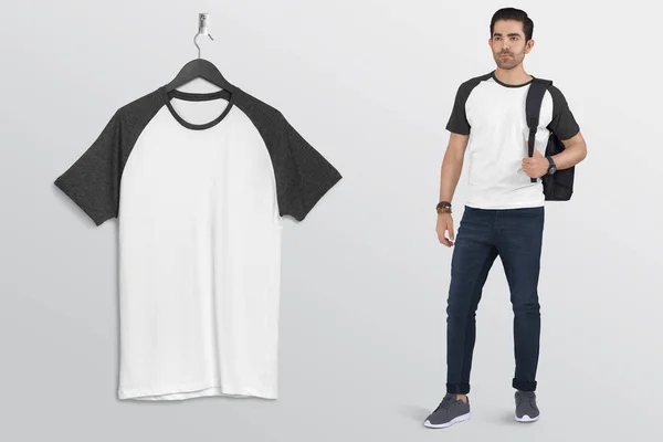 Pendurado Branco Cinza Camisa Raglan Simples Parede Com Modelo Masculino — Fotografia de Stock